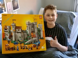 Arne met in zijn handen Het Leeuwenridders Kasteel van Lego
